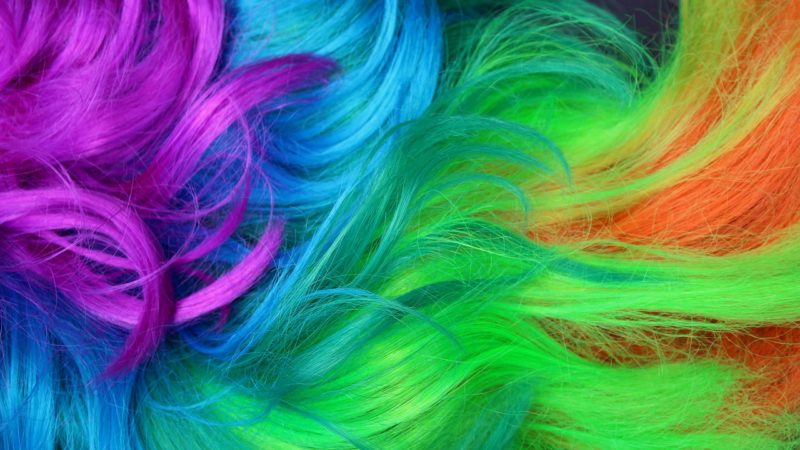 Kolorowe warkoczyki – fryzura dla każdego