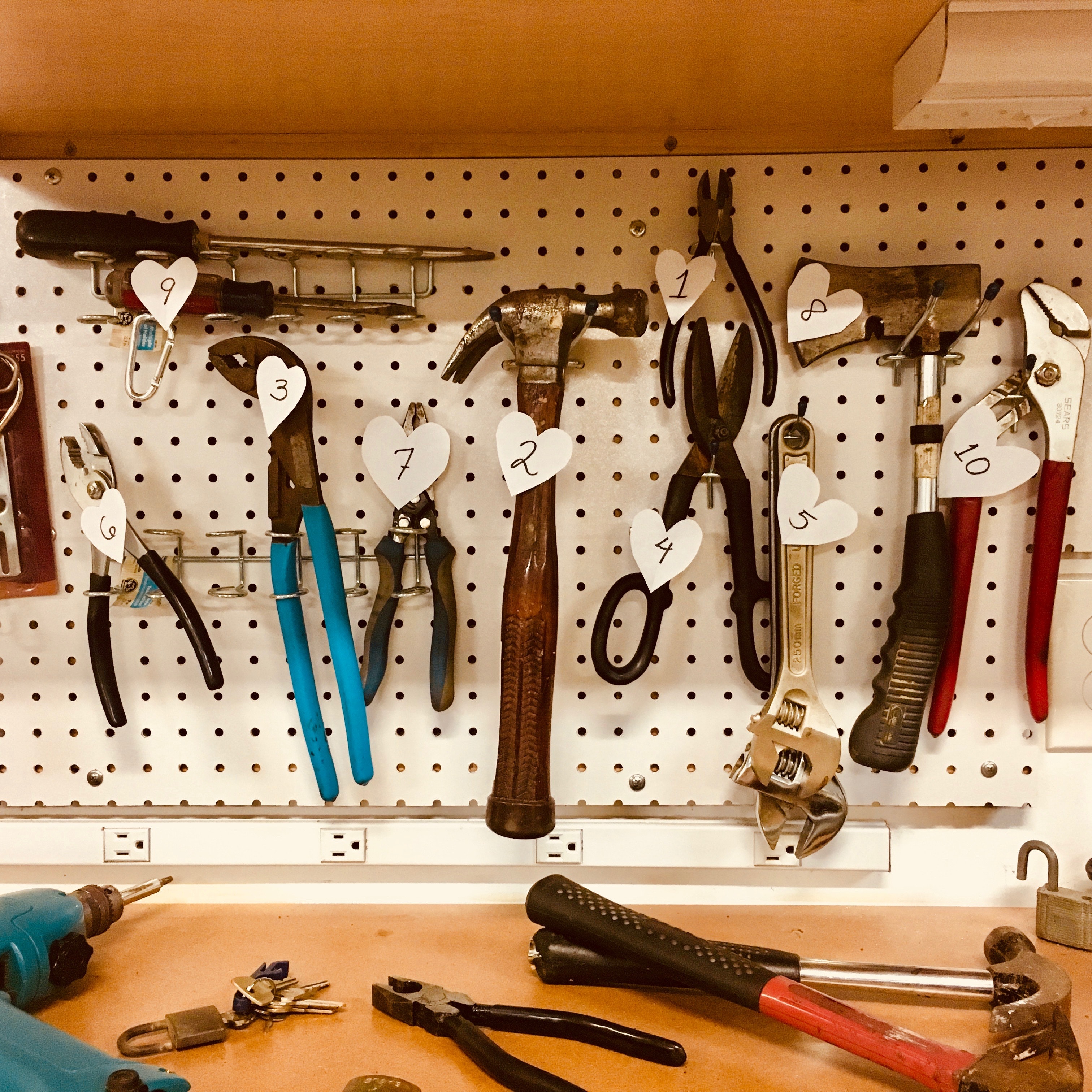 Tanie narzędzia – klucz do efektywności i oszczędności