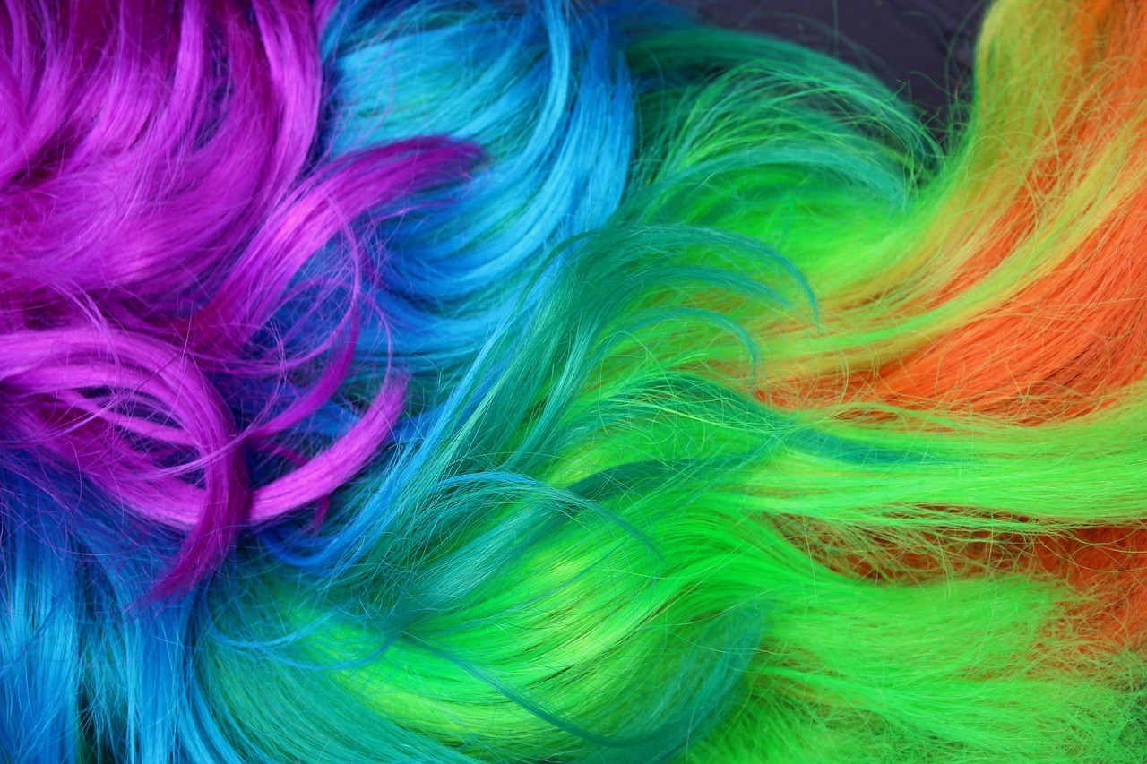 Kolorowe warkoczyki – fryzura dla każdego