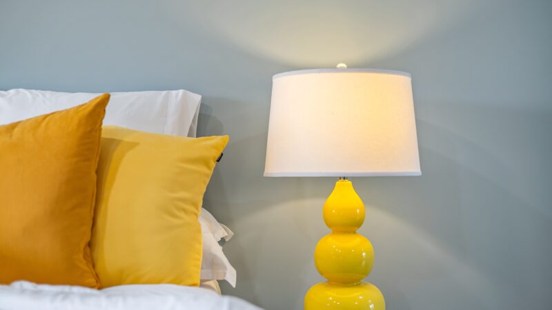 Tanie lampy nocne do sypialni jako element wyposażenia sypialni